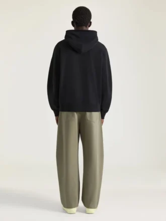 フリース素材の「Couture Seam」フーディ（Givenchy Parisの刺繍入り）