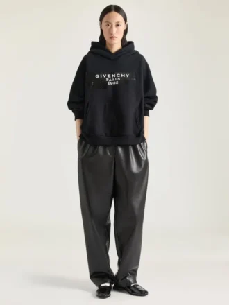 Givenchyのテーププリントをあしらったフリース素材のフーディースウェットシャツ