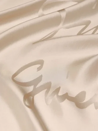 シルクジャカード製のスクエアモチーフにGivenchyのシグネチャー