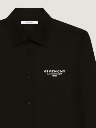 コットンポプリン素材のシャツ。Givenchyのスタンプ刺繍入り コットンポプリン素材のシャツ。Givenchyのスタンプ刺繍入り