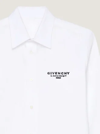 コットンポプリン素材のシャツ。Givenchyのスタンプ刺繍入り コットンポプリン素材のシャツ。Givenchyのスタンプ刺繍入り