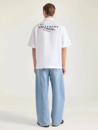 GIVENCHYのスタンププリントが施されたポプリンシャツ