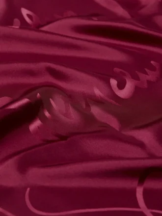 シルクジャカード製のスクエアモチーフにGivenchyのシグネチャー