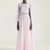 クリスタルとケープをあしらった、シフォン製のロング・ドレープ・イブニングドレス クリスタルとケープをあしらった、シフォン製のロング・ドレープ・イブニングドレス