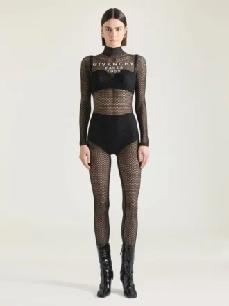 Givenchyのシグネチャーをあしらったメッシュのオールインワン