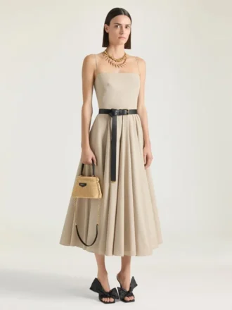 クリスタルジュエルをあしらったメタル製イブニングクラッチ