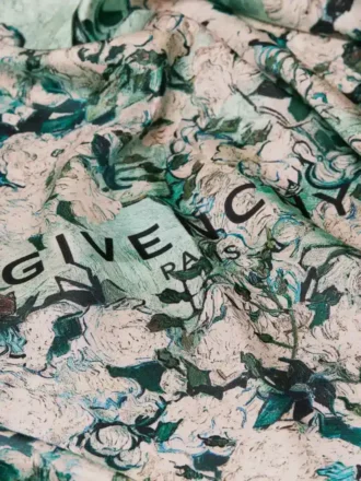 ローズプリントのシルク製スクエア