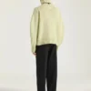 アルパカとヤクウールを使用したクチュール・シーム・タートルネックセーター アルパカとヤクウールを使用したクチュール・シーム・タートルネックセーター