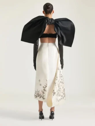 サテン素材のロングスカートにリボンと刺繍をあしらったデザイン