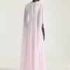 クリスタルとケープをあしらった、シフォン製のロング・ドレープ・イブニングドレス クリスタルとケープをあしらった、シフォン製のロング・ドレープ・イブニングドレス