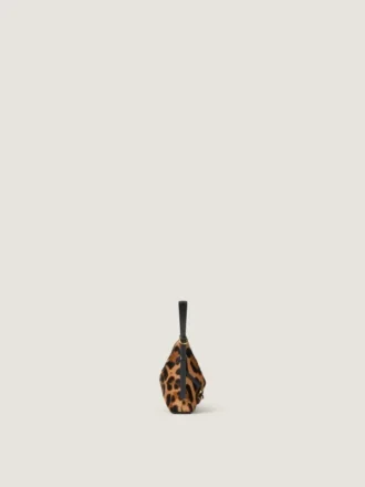 ポニー風レザーにヒョウ柄をあしらった「ナノ・Voyou Bag」